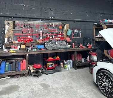 warsztat samochodowy Vay Serwis stanowisko robocze mechanika